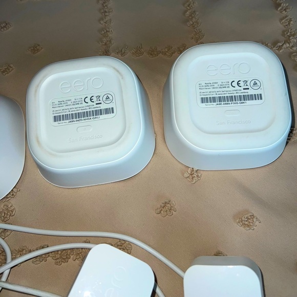 BUNDLE‼️ Amazon eero Mesh WiFi Router/Extender 4-Pack - Picture 9 of 9